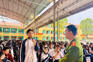 Triển khai hiệu quả mô hình 'Trường học không khói thuốc', Trung tâm GDTX Cà Mau tuyên truyền bằng nhiều hình thức. Ảnh: TG