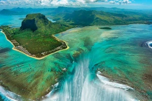 Thác nước trong lòng biển của Mauritius đẹp choáng ngợp. Ảnh: Mauritiusattractions.com