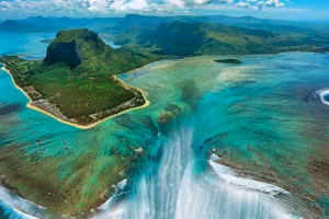 Thác nước trong lòng biển của Mauritius đẹp choáng ngợp. Ảnh: Mauritiusattractions.com