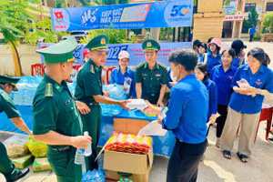 Đoàn trường THPT A Túc phối hợp chặt chẽ với các đơn vị như công an, biên phòng, tổ chức hảo tâm để hỗ trợ thí sinh.
