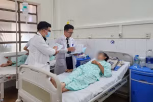 BSCKII Kiều Mạnh Hà thăm khám cho bệnh nhân sau điều trị đột quỵ. Ảnh: L.N