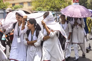 Học sinh Ấn Độ được nhắc uống nước.