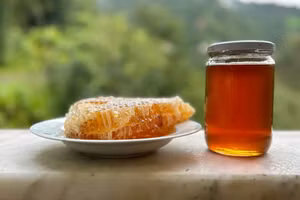 Mật ong điên màu sậm, trong vị ngọt có lẫn vị đắng và khá nóng rát họng.