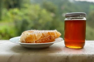 Mật ong điên màu sậm, trong vị ngọt có lẫn vị đắng và khá nóng rát họng.