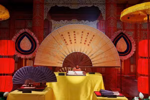 Mô hình phỏng dựng sự kiện vua Lê Hiến Tông đề thơ trên quạt vào dịp Tết Đoan Ngọ.