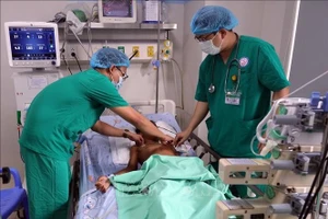 Các y, bác sĩ Khoa Nhi Cấp cứu - Hồi sức tích cực và Chống độc, Bệnh viện Phụ sản - Nhi Đà Nẵng kiểm tra sức khỏe cho hai bệnh nhi.