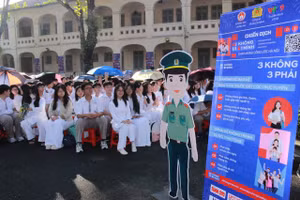 Học sinh tham gia chiến dịch 'Không một mình - Cùng nhau an toàn trực tuyến' do Công an TPHCM phối hợp với Sở GD&ĐT TPHCM tổ chức. Ảnh: Công an TPHCM