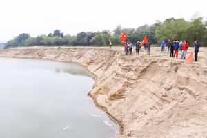 Người dân ra bờ sông phản đối doanh nghiệp hút cát. Ảnh: Phạm Tâm