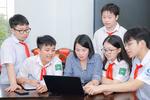 Cô Đào Thị Hồng Cường hướng dẫn nhóm học sinh Trường THCS Định Trung thực hiện dự án 'AI - No Vape Life'.