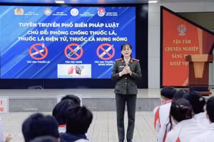 Trường THPT Xuân Phương (Hà Nội) phối hợp với công an tuyên truyền về công tác phòng, chống tác hại thuốc lá đến học sinh. Ảnh: NTCC