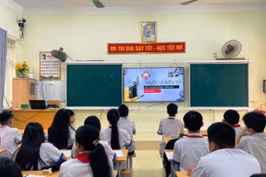 Học sinh Trường THCS Đông Thọ (Hàm Rồng, Thanh Hóa) được tuyên truyền phòng chống tác hại thuốc lá tại lớp.