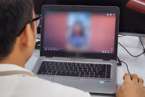 Nhiều người, nhất là các bạn trẻ bỏ bê công việc để theo dõi các phiên livestream công kích người khác.