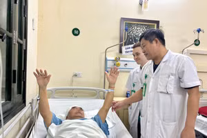 Các bác sĩ thăm khám lại cho người bệnh. Ảnh: BVCC