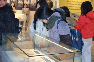 Trưng bày thu hút nhiều bạn trẻ đến tham quan.