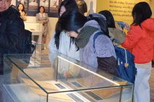 Trưng bày thu hút nhiều bạn trẻ đến tham quan.