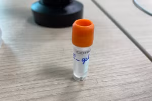 Ống đựng gel chứa tế bào gốc phục hồi cơ tim của nhóm nghiên cứu. Ảnh: Hà An