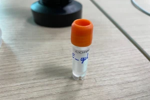 Ống đựng gel chứa tế bào gốc phục hồi cơ tim của nhóm nghiên cứu. Ảnh: Hà An