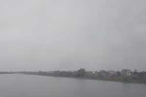 Dòng sông vẫn chảy còn con người thì hóa thân vào bờ bãi - một sự chuyển hóa lặng lẽ nhưng tất yếu. Minh họa: Bình Thanh.