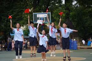 Học trò cùng lớn lên theo ánh nắng tinh khôi! Ảnh minh họa: Xuân Phú