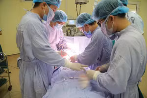 Các bác sĩ tiến hành phẫu thuật cho sản phụ. Ảnh: BVCC