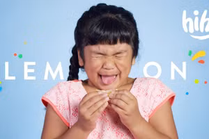 Phụ huynh nên cho trẻ làm quen từ từ với hương vị của chanh. Ảnh: INT