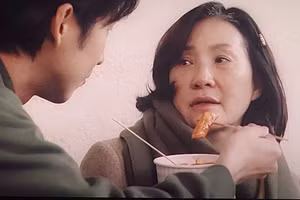 Bộ phim 'Mang mẹ đi bỏ' đem đến một câu chuyện về gia đình tưởng rất riêng mà lại rất chung. Ảnh chụp từ phim: HA.