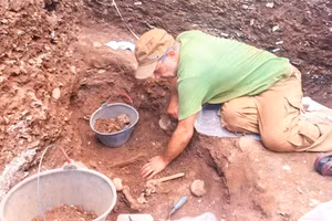 Chuyên gia khai quật tại di chỉ Quỳnh Văn. Ảnh: Mạnh Hà.