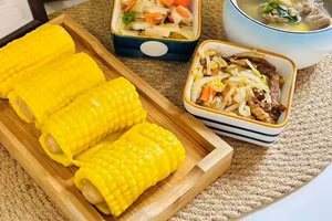 Hơn 230 học sinh Trung Quốc bị ngộ độc chì do bữa ăn tẩm màu công nghiệp.