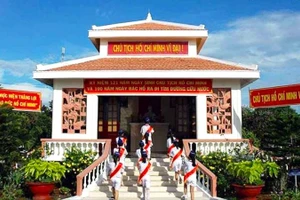 Đền thờ Bác Hồ tại thị trấn Cái Nước, huyện Cái Nước do Anh hùng LLVTND Phạm Thị Bay phát động xây dựng, khánh thành ngày 29/3/1975. Ảnh tư liệu.