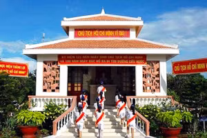 Đền thờ Bác Hồ tại thị trấn Cái Nước, huyện Cái Nước do Anh hùng LLVTND Phạm Thị Bay phát động xây dựng, khánh thành ngày 29/3/1975. Ảnh tư liệu.