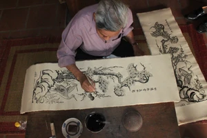 Nghệ nhân Nguyễn Đăng Chế lưu giữ trên 200 mẫu tranh cổ và sáng tác thêm nhiều mẫu tranh dân gian mới.