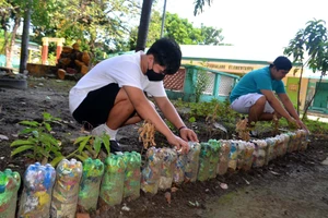 Học sinh Philippines tìm hiểu về vật liệu tái chế.