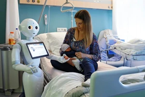 Robot giúp mẹ theo dõi sức khỏe của em bé.