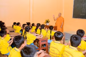Hòa thượng Tăng Sa Vong, trụ trì chùa Buppharam giảng dạy cho các em tầm quan trọng của việc học chữ Khmer.