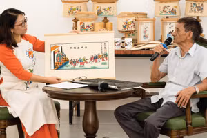 Chị Nguyễn Thị Hữu - người sáng lập Magic of color và nghệ nhân Lê Đình Nghiên trao đổi với khán giả về chủ đề trò chơi dân gian trong tranh Hàng Trống.