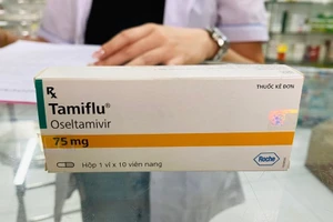 Hộp thuốc Tamiflu có giá 850.000 đồng tại một nhà thuốc trên địa bàn TPHCM. Ảnh: Lâm Ngọc