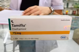 Hộp thuốc Tamiflu có giá 850.000 đồng tại một nhà thuốc trên địa bàn TPHCM. Ảnh: Lâm Ngọc