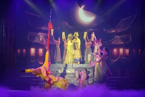 Vở xiếc - cải lương 'Trần Nhân Tông' vừa được công diễn tại Hà Nội. Ảnh: Hoàng Anh