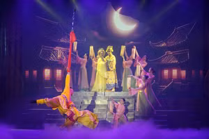 Vở xiếc - cải lương 'Trần Nhân Tông' vừa được công diễn tại Hà Nội. Ảnh: Hoàng Anh