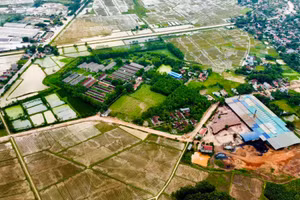 Toàn cảnh Nhà máy Gạch tuynel Sơn Trung Hiếu, trang trại lợn quy mô lớn của Công ty Cổ phần Lợn giống Dân Quyền và Cơ sở phân loại và tái chế bao bì nhìn từ trên cao.