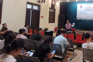 Diễn viên tham gia vở tuồng 'Dấu thiêng Hà Nội' vào việc ngay sau lễ khởi công. Ảnh: Bình Thanh
