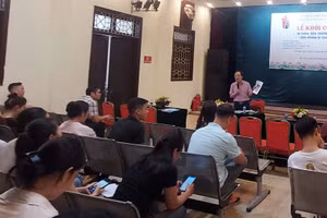 Diễn viên tham gia vở tuồng 'Dấu thiêng Hà Nội' vào việc ngay sau lễ khởi công. Ảnh: Bình Thanh 