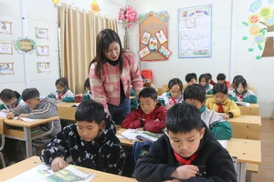 Cô trò Trường PTDTBT Tiểu học Sin Suối Hồ, xã Sin Suối Hồ (Lai Châu).