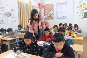 Cô trò Trường PTDTBT Tiểu học Sin Suối Hồ, xã Sin Suối Hồ (Lai Châu).