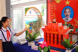 Sách được xếp dưới dạng mô hình Lăng Chủ tịch Hồ Chí Minh.