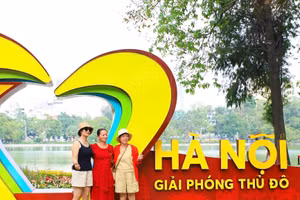 Hà Nội rực rỡ sắc màu chào mừng kỷ niệm 70 năm Ngày Giải phóng Thủ đô