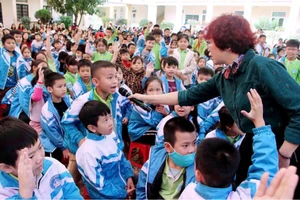 Các tiết học ngoại khóa giáo dục về phòng chống bạo lực học đường và xâm hại tình dục trẻ em ở các trường học.