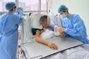 Sau phẫu thuật 24 giờ, bệnh nhân tỉnh táo, tự thở tốt, huyết động ổn định không cần thuốc trợ tim hay vận mạch. Ảnh: BVCC 