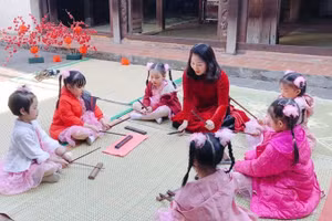 Các em nhỏ được tiếp xúc với ca trù. Ảnh: Nhịp sống Hà Nội