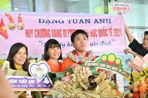 Thầy cô, gia đình và bạn bè đón Đặng Tuấn Anh - học sinh Trường THPT Chu Văn An, Hà Nội đoạt Huy chương Vàng Olympic Sinh học quốc tế năm 2024. Ảnh: Vân Anh